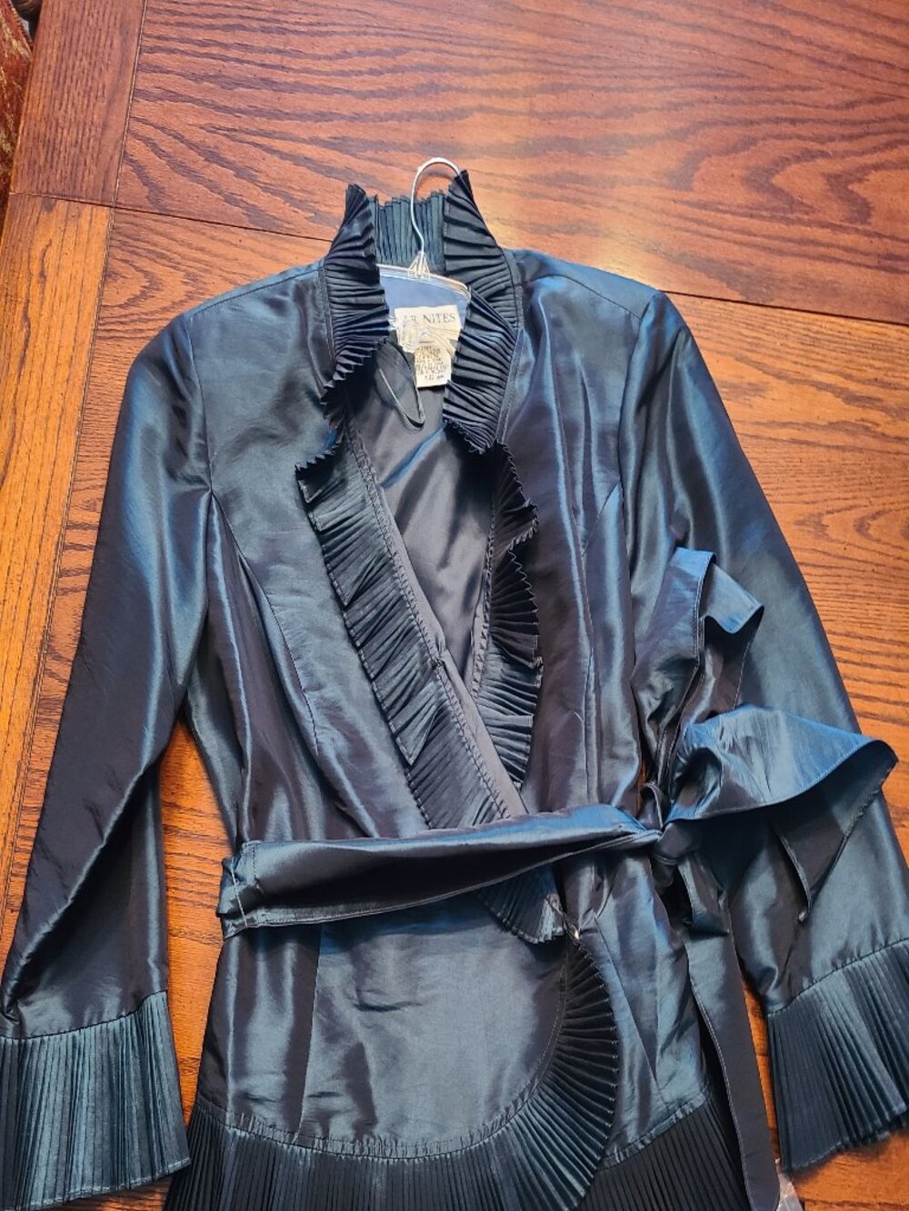 NWT J.R. Nites by Carol Lin Emerald Green Iridescent Pleated Tie Wrap Top Jacket
